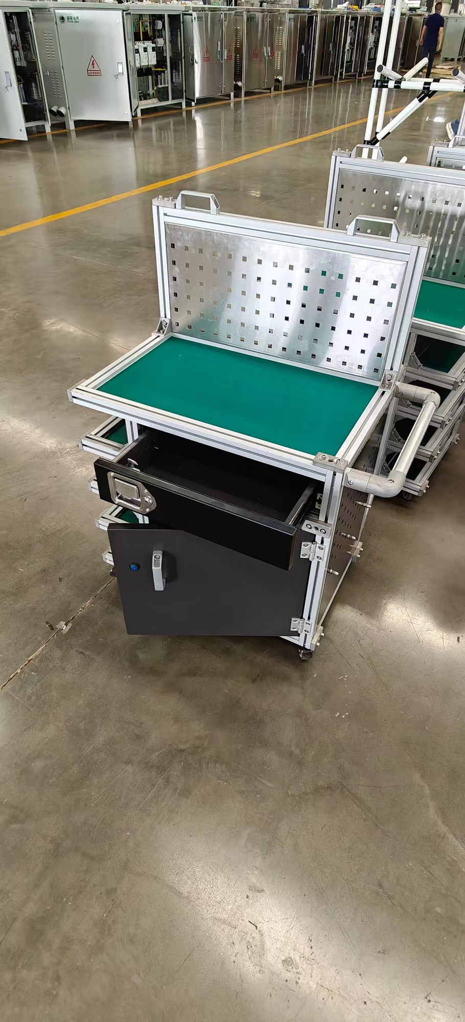 从实验室到生产线:防静电工具车的全场景应用指南 从实验室到生产线:防静电工具车的全场景应用指南